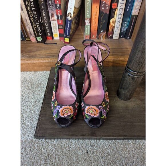 Betsey Johnson Floral Embroidered satin Brown Pink Heels Shoes 9M - Picture 1 of 7